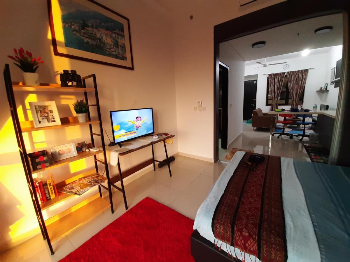 Апартаменты Mycozysoho With Excellent Swimming Pool View Сайберджая Экстерьер фото