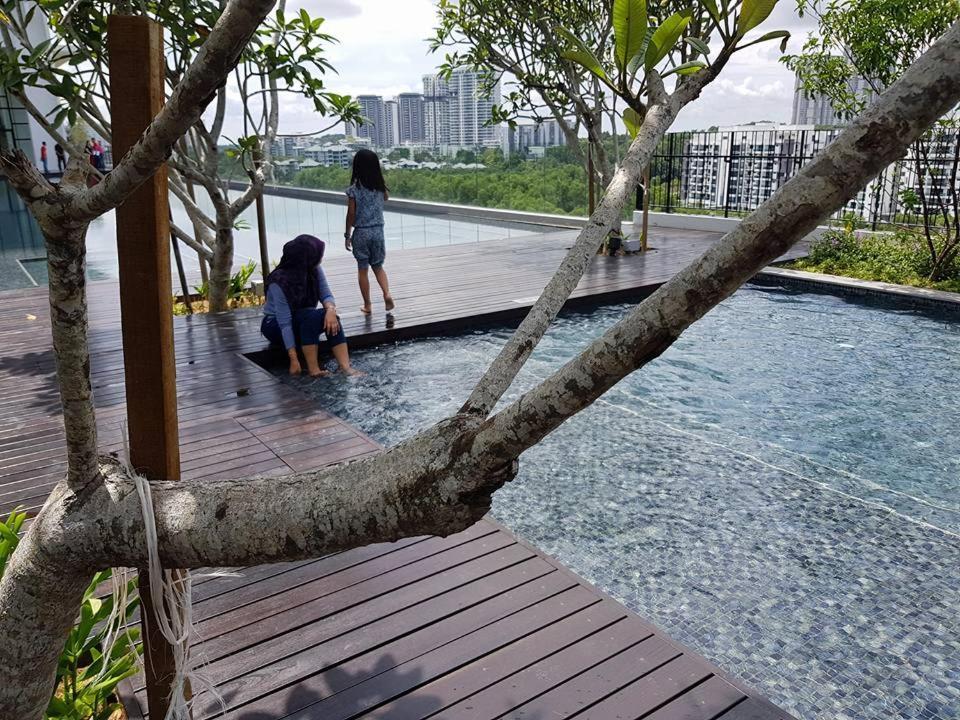 Апартаменты Mycozysoho With Excellent Swimming Pool View Сайберджая Экстерьер фото
